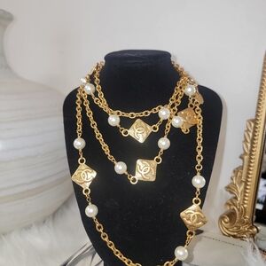 Elegant Gold and Pearl Necklace